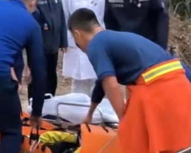 “我来个跳的”！女驴友不慎摔下巨石<strong></p>
<p>华融证券小微融</strong>，目击者：粉碎性骨折