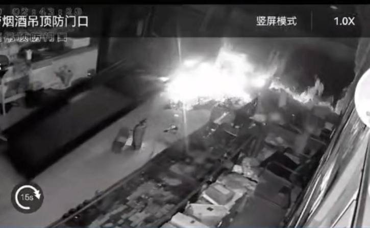 多名男子开越野车撞开烟酒店大门行窃<strong></p>
<p>盈透证券</strong>,失主报案称损失超20万元,警方回应