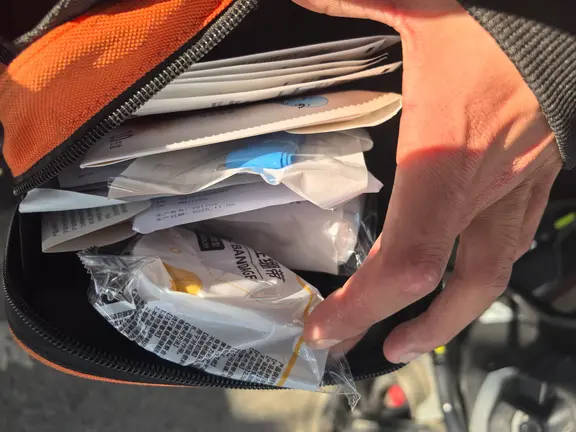 宿迁一小朋友嘴部受伤<strong></p>
<p>恒生电子证券事业部</strong>,妈妈在路边用纸巾止血,外卖小哥掏出随身急救包施救被爆赞