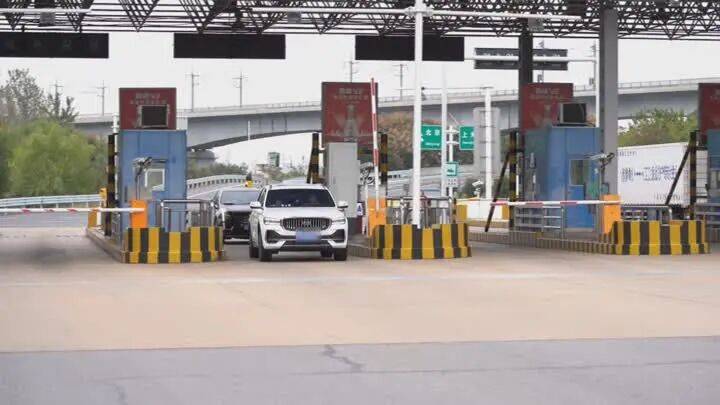 扬州一女子刷短视频惹祸:偷偷去银行取了6万现金<strong></p>
<p>恒生电子证券事业部</strong>,结果……