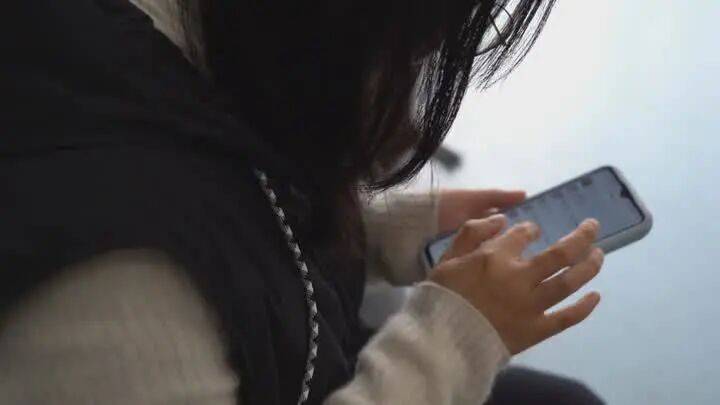 扬州一女子刷短视频惹祸:偷偷去银行取了6万现金<strong></p>
<p>恒生电子证券事业部</strong>,结果……