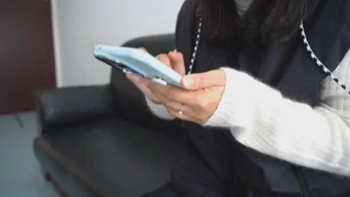 扬州一女子刷短视频惹祸:偷偷去银行取了6万现金<strong></p>
<p>恒生电子证券事业部</strong>,结果……