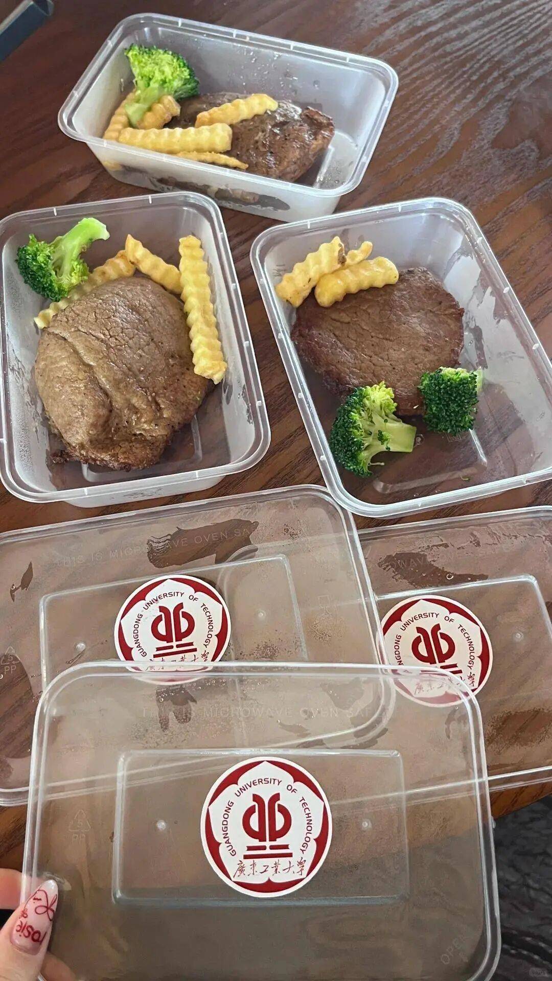 广东工业大学请6万师生吃牛扒<strong></p>
<p>证券分析师陈建平</strong>,校方回应:因近期学校喜事很多