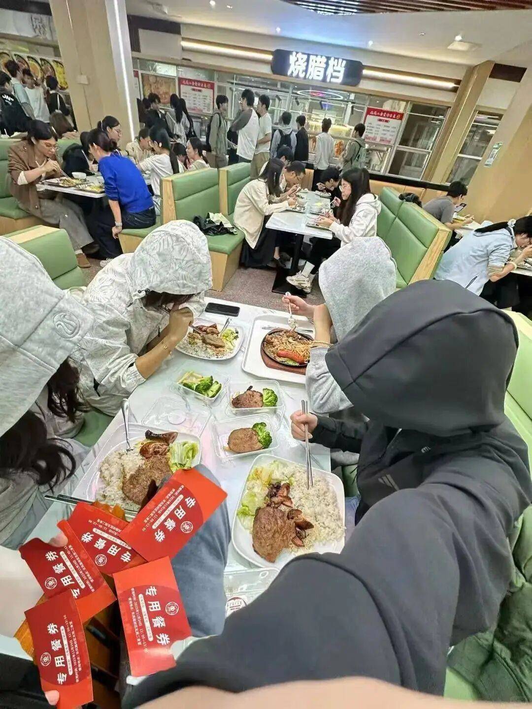 广东工业大学请6万师生吃牛扒<strong></p>
<p>证券分析师陈建平</strong>,校方回应:因近期学校喜事很多