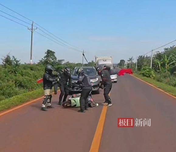 海南一女子被野蜂围攻躲进电动车挡风被<strong></p>
<p>证券分析师陈建平</strong>，5名摩友挥舞衣服施救