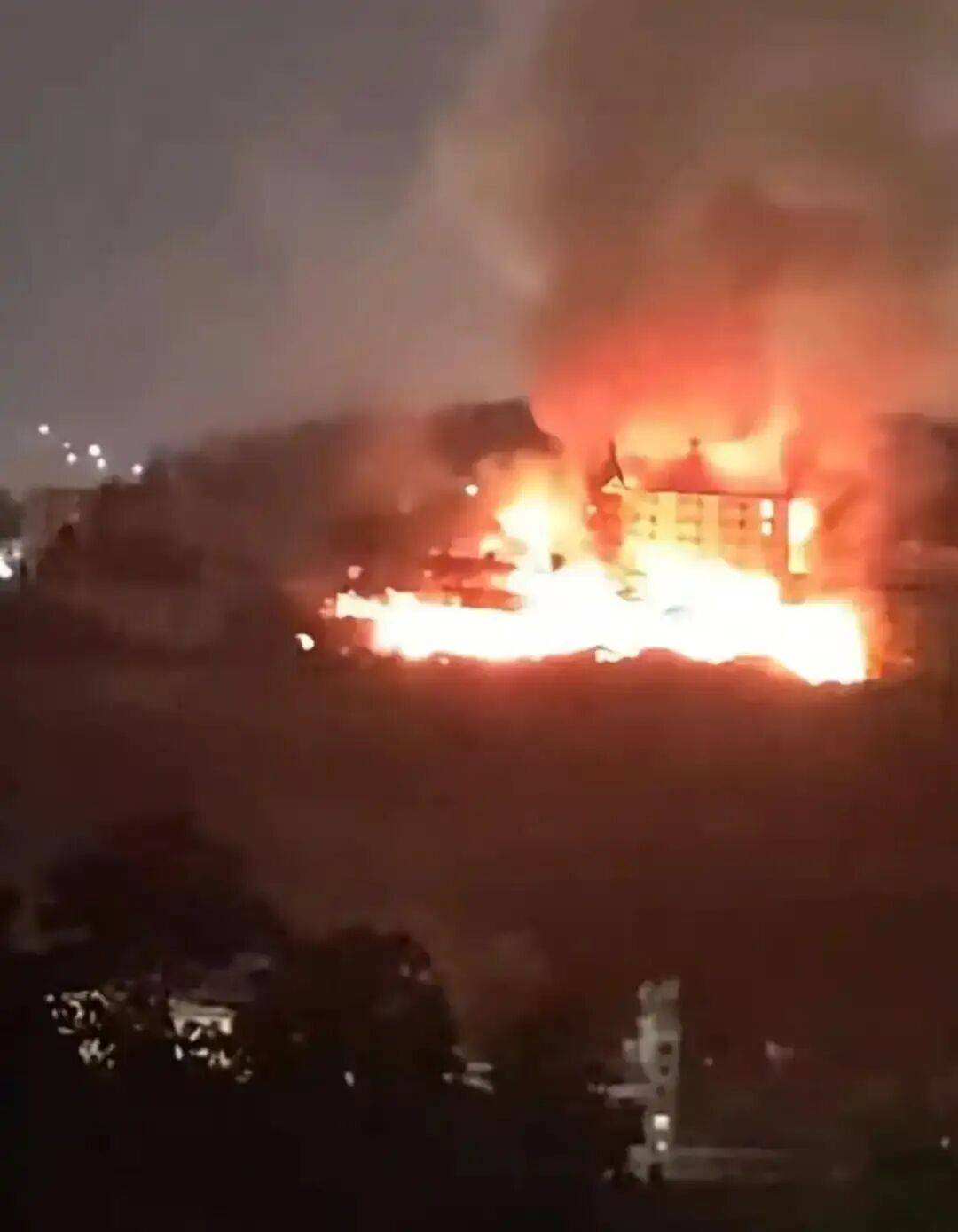 福州闽清县一酒店建筑夜间起火<strong></p>
<p>招商证券股票交易佣金</strong>,楼裙燃烧;当地消防:是废弃建筑,未造成伤亡,起火原因还在调查中