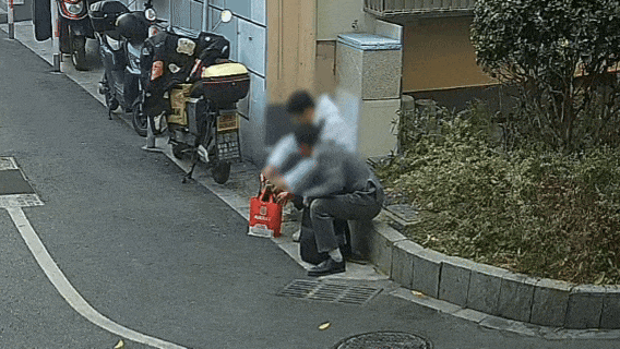 上门取走19万元<strong></p>
<p>国元证券极速交易</strong>,杭州一西装革履“金融专员”被抓!在高速服务区被抓,车上塞满现金