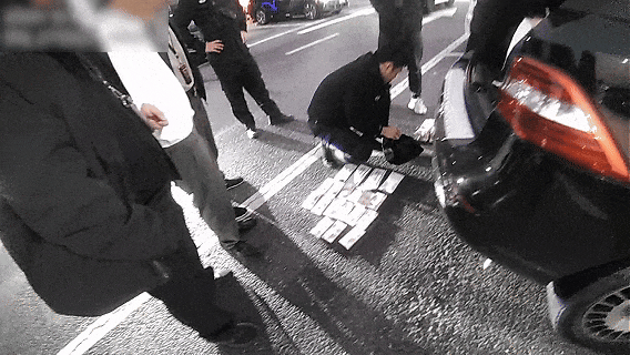 上门取走19万元<strong></p>
<p>国元证券极速交易</strong>,杭州一西装革履“金融专员”被抓!在高速服务区被抓,车上塞满现金