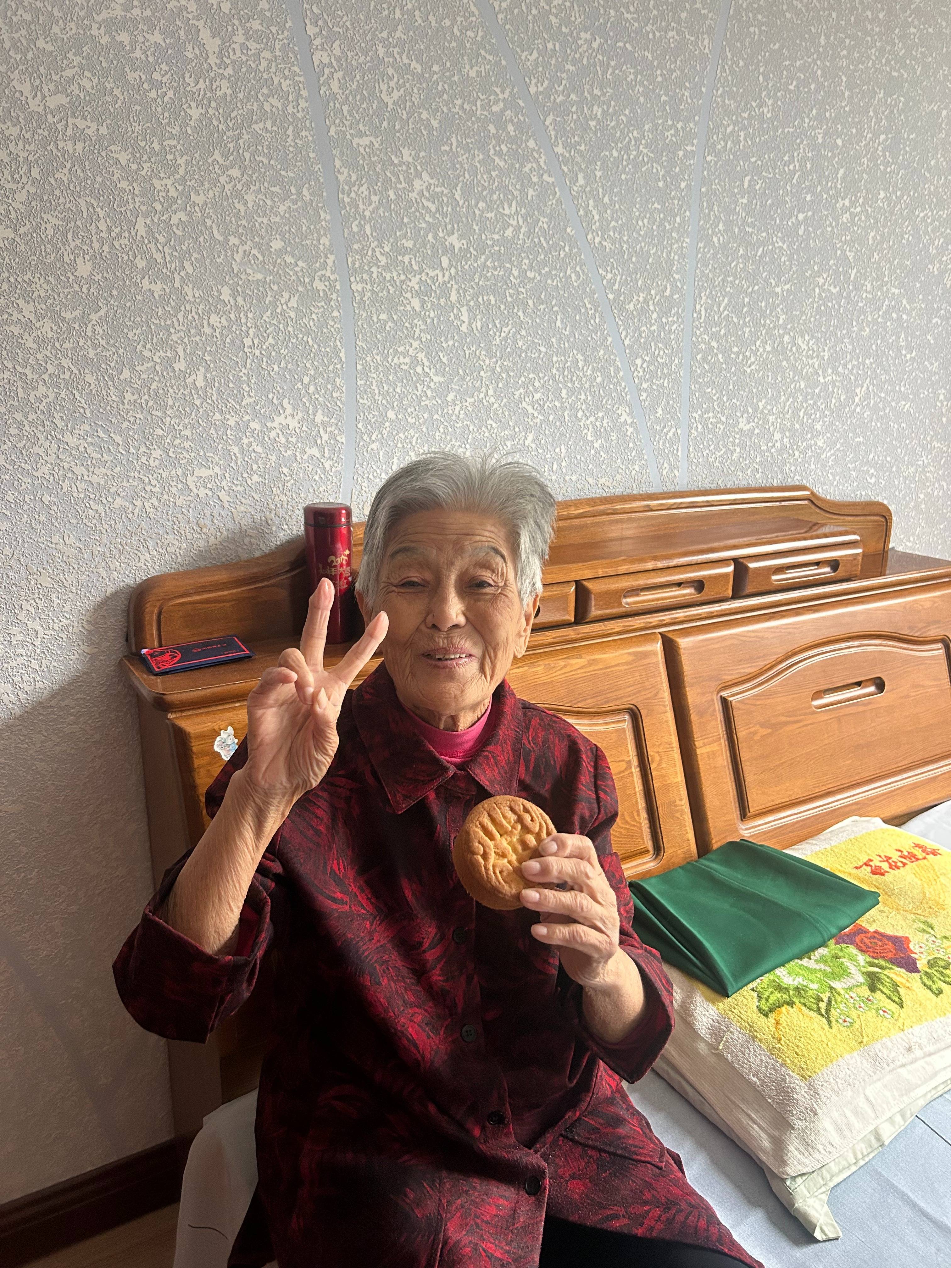 女子晒照对比奶奶自爷爷去世9个月后变化:再也不是时髦的老太太了<strong></p>
<p>华西证券工作怎么样</strong>,评论区泪目