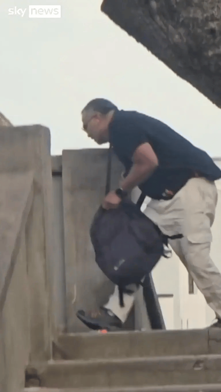 悉尼枪手被制服<strong></p>
<p>中航证券昆明营业部</strong>,愤怒民众猛踩头部,调查显示枪手合法持有六支枪