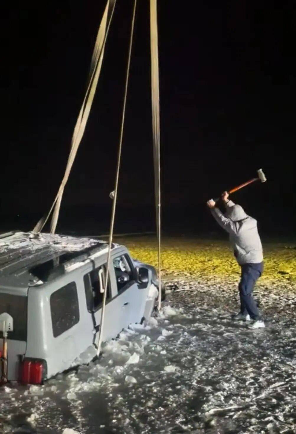 河北一越野车在水库冰面练漂移<strong></p>
<p>中航证券昆明营业部</strong>,冰层突然破裂,车轮落水被冻6小时,找来吊车深夜将车吊出