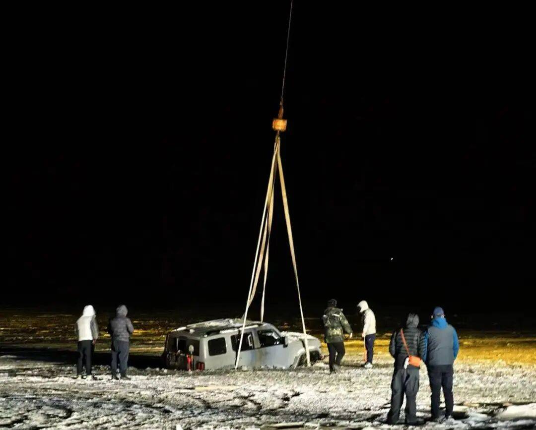 河北一越野车在水库冰面练漂移<strong></p>
<p>中航证券昆明营业部</strong>,冰层突然破裂,车轮落水被冻6小时,找来吊车深夜将车吊出