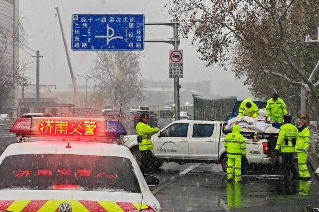 外交部发言人毛宁点赞山东德州交警<strong></p>
<p>中航证券昆明营业部</strong>!