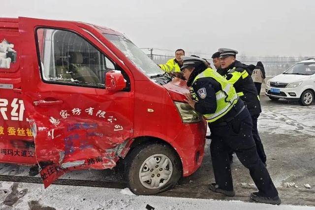 外交部发言人毛宁点赞山东德州交警<strong></p>
<p>中航证券昆明营业部</strong>!