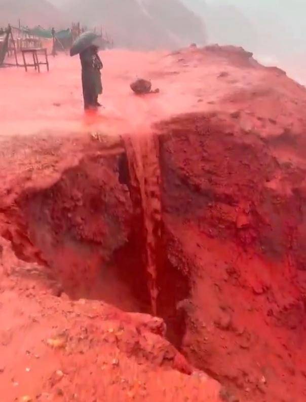 罕见!伊朗霍尔木兹岛遭遇强降雨<strong></p>
<p>华西证券交易行情</strong>,部分海域变成“血色海洋”