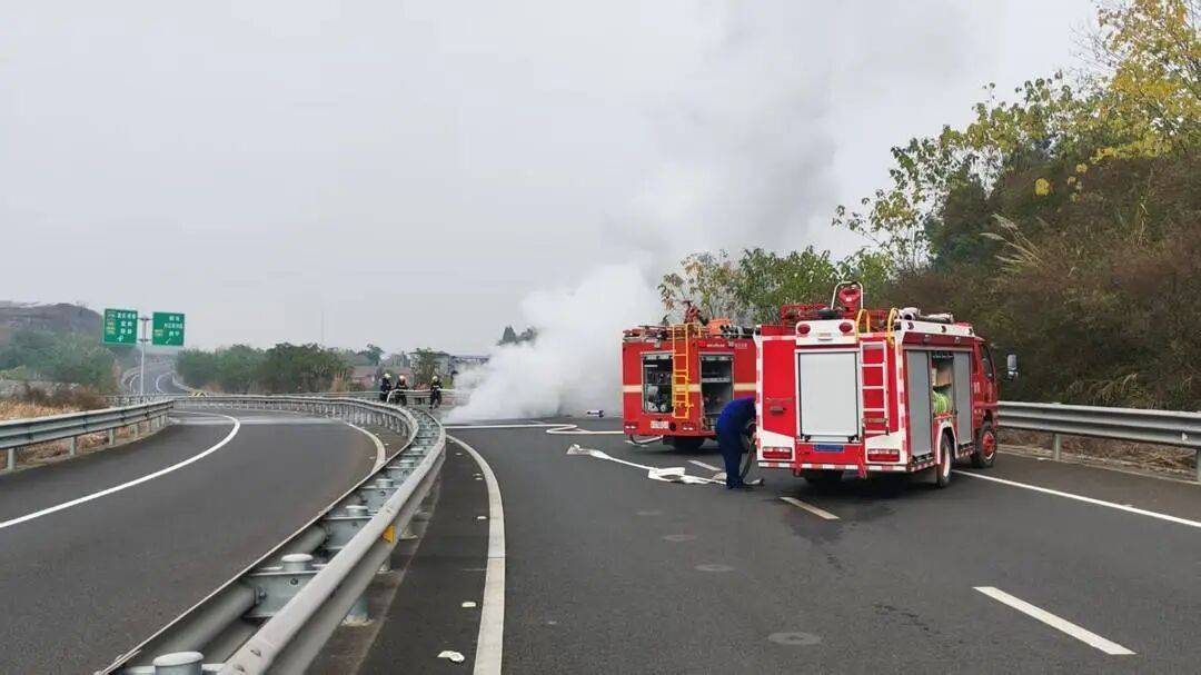 四川高速上一汽车突发自燃!车内两人闻到异味后果断弃车<strong></p>
<p>华西证券交易行情</strong>,成功逃生