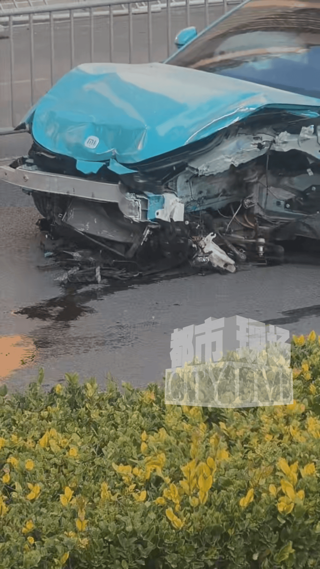 安徽一小米SU7撞翻几十米护栏<strong></p>
<p>华西证券交易行情</strong>,目击者称车辆前轮脱落后才刹停,当地交警回应