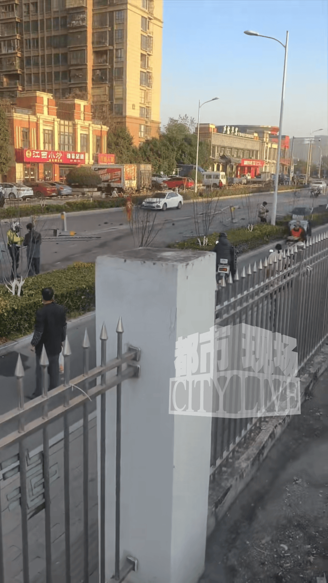 安徽一小米SU7撞翻几十米护栏<strong></p>
<p>华西证券交易行情</strong>,目击者称车辆前轮脱落后才刹停,当地交警回应