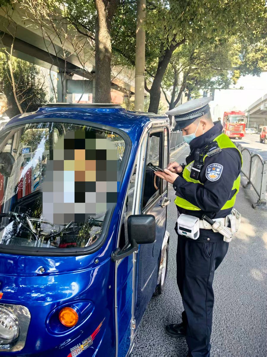 残疾车不得载人<strong></p>
<p>华西证券交易行情</strong>,“老头乐”不得上路:上海正在严查相关交通违法行为