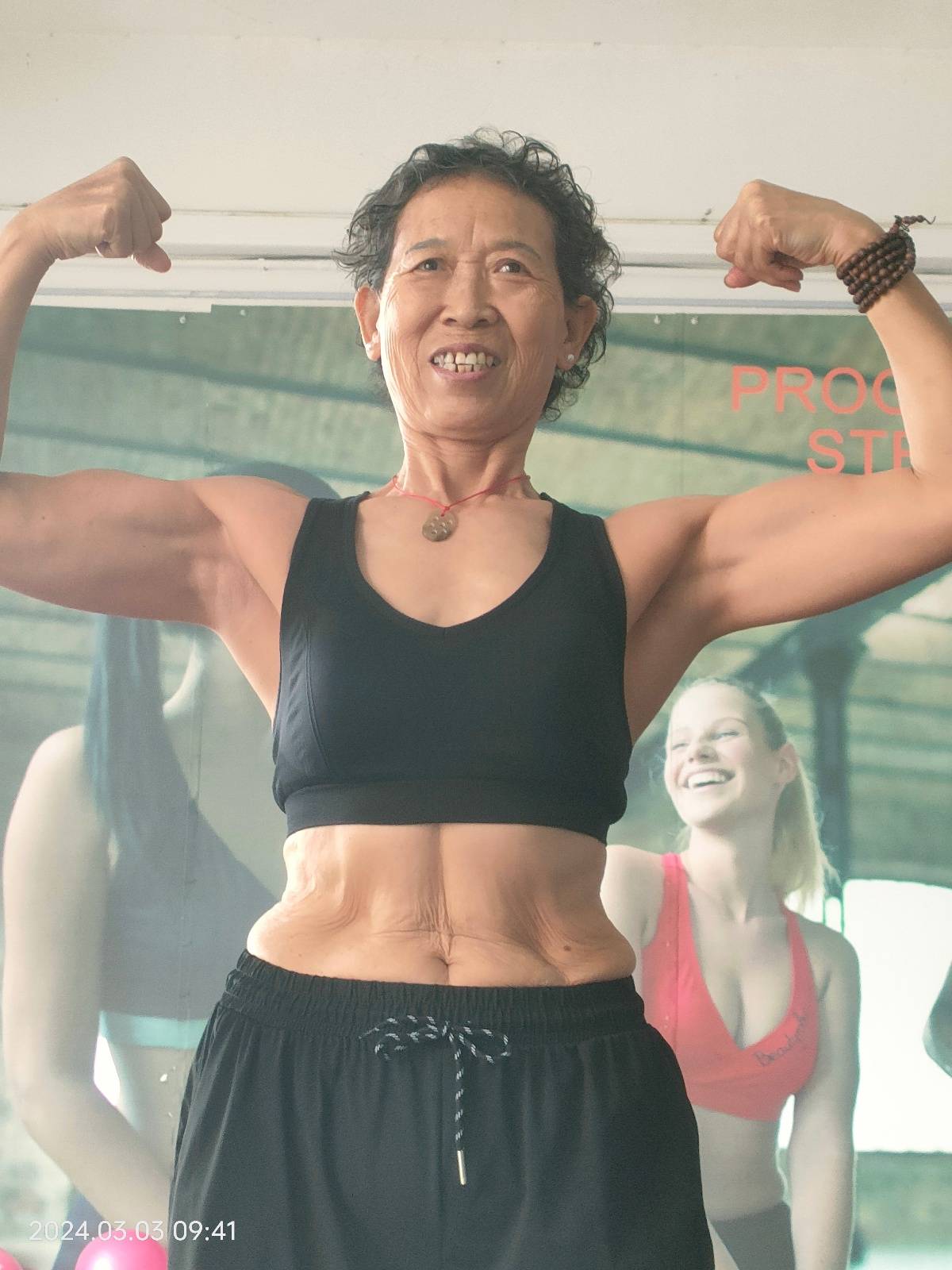 71岁奶奶获健美比赛冠军：被儿媳夸偶像<strong></p>
<p>证券从业资格考试介绍</strong>，无视“老了就在家等死”的言论