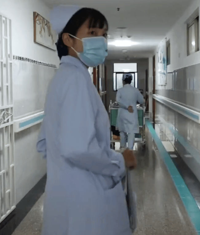 张水华辞职后携老公直播秀恩爱<strong></p>
<p>金融界和证券之星</strong>，称白岩松是自己恩人