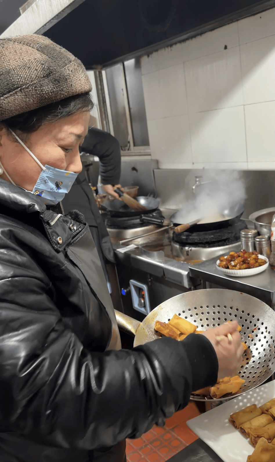 百万债务还清了！夫妻俩在杭州开饭店，8年来第一次回老家过年，临行宴请老顾客