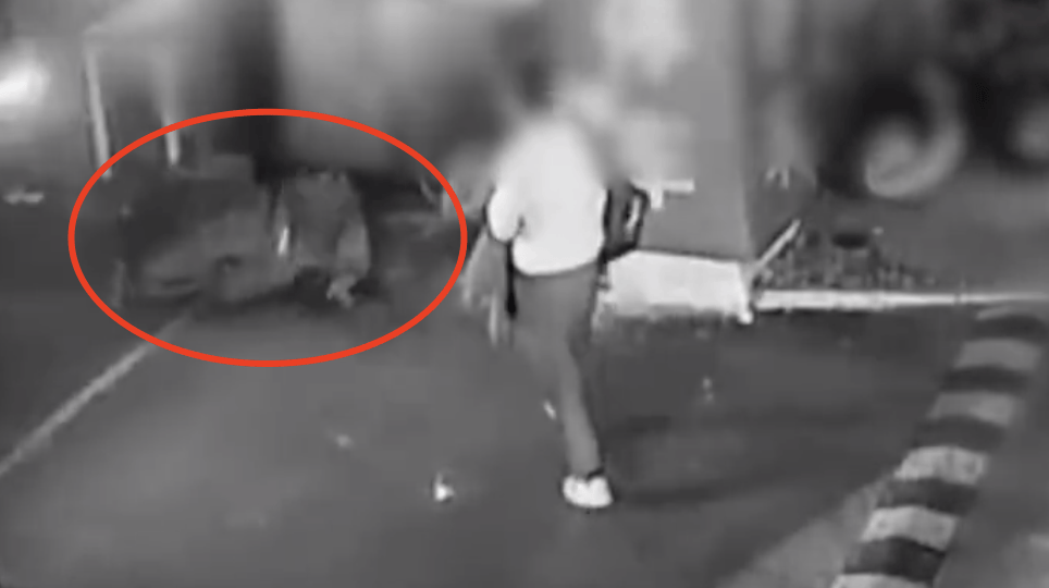 男子停车场随地小便被制止<strong></p>
<p>招商证券公司简介</strong>，恼羞成怒飞踹管理员致自己骨折，索赔18万余元，法院判了