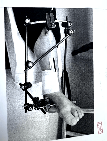 男子停车场随地小便被制止<strong></p>
<p>招商证券公司简介</strong>，恼羞成怒飞踹管理员致自己骨折，索赔18万余元，法院判了